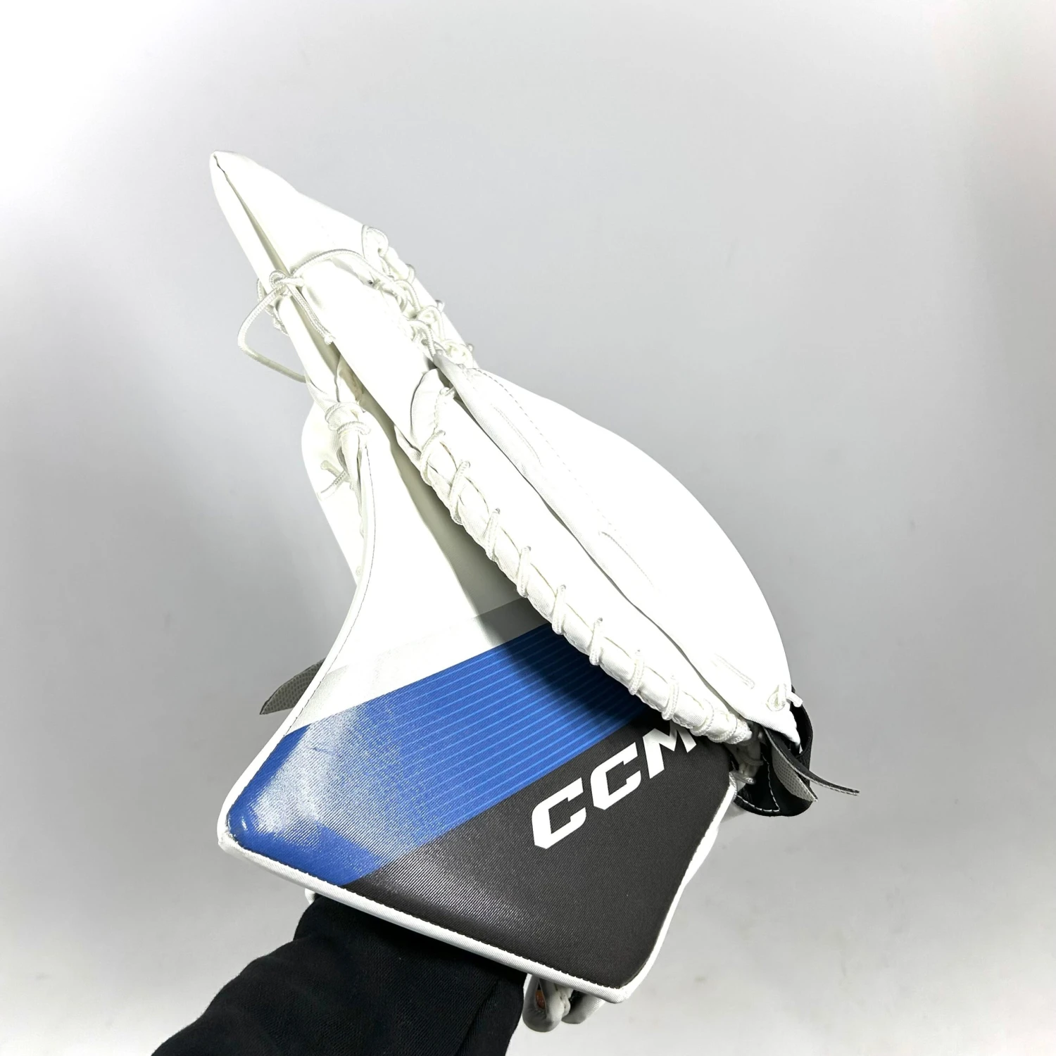 CCM Extreme Flex 6 - Pro Stock Goalie Glove (White/Blue/Black) 3 CCM Extreme Flex 6 - Pro Stock Goalie Glove (White/Blue/Black) - Image 3